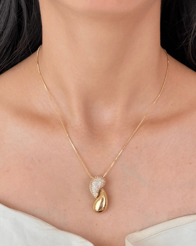 Victoris Seashell Diamond Pendant Set | With Chain
