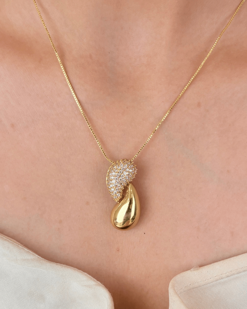 Victoris Seashell Diamond Pendant Set | With Chain