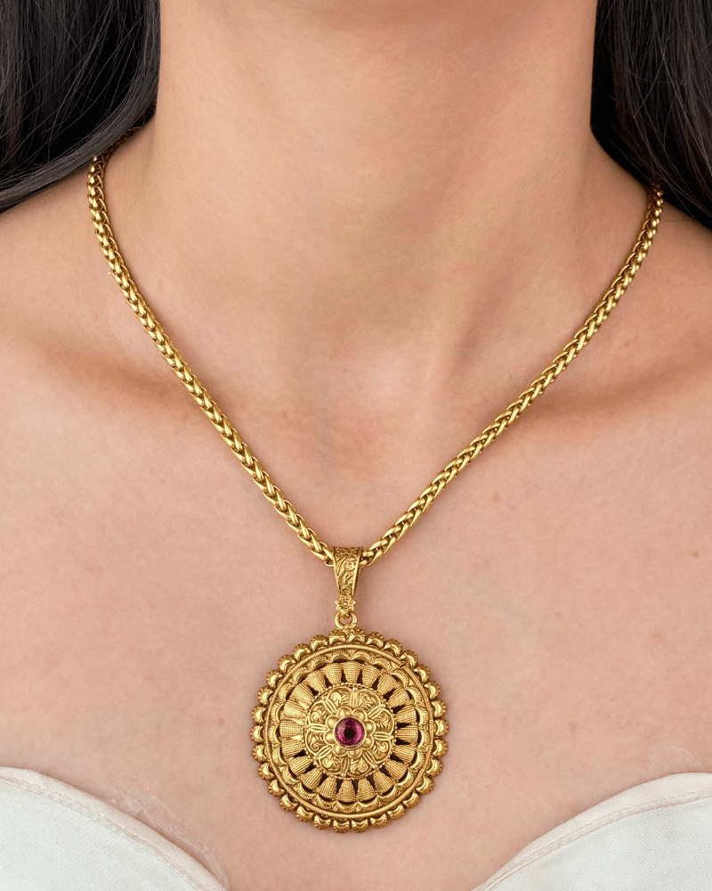 Kanak Golden Pendant With Chain