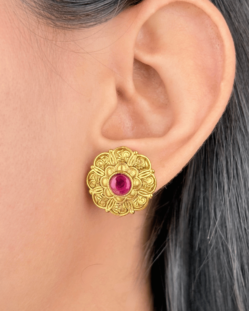 Kanak Golden Pendant With Chain