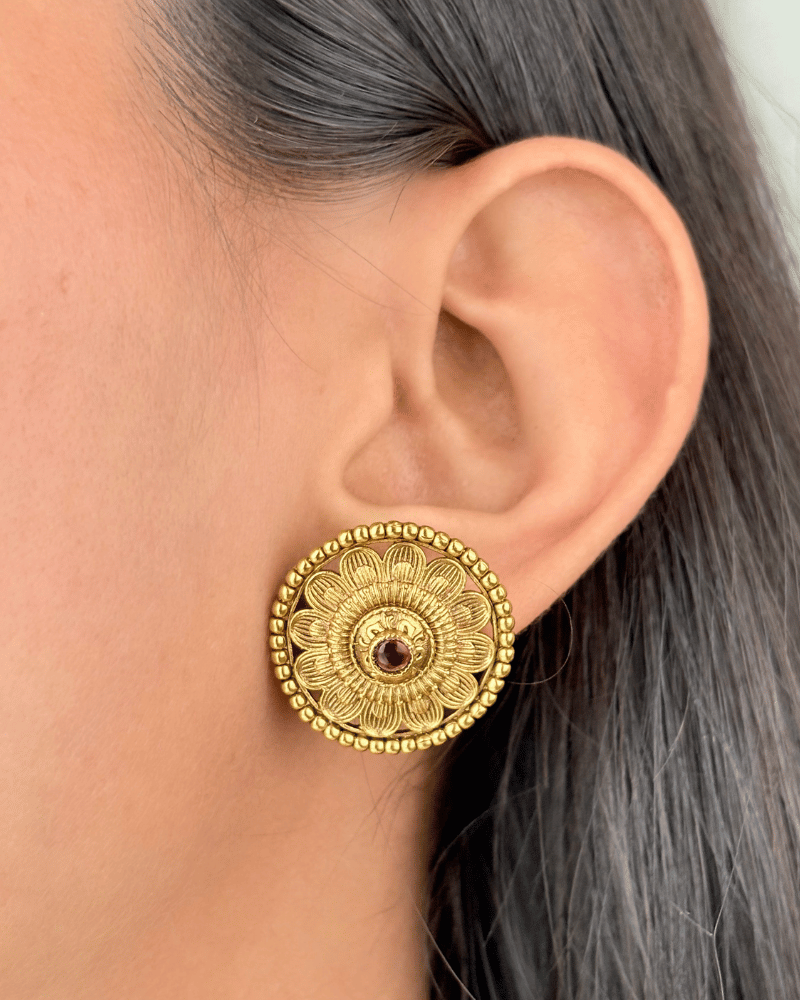 Kamalika Golden Pendant Set With Chain