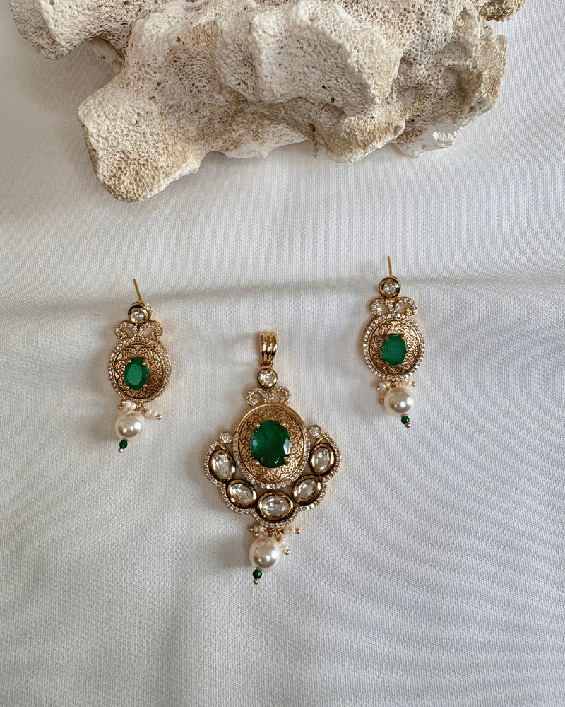 Kundan Pendant Set With Mint Work