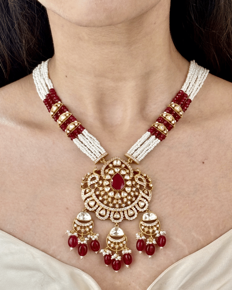 Surkhvaani Ruby Moissanite Haar  | Screw Back | 18K Gold Plating