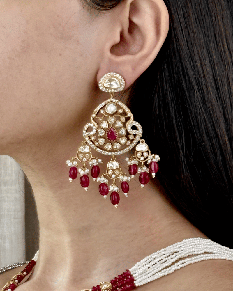 Surkhvaani Ruby Moissanite Haar  | Screw Back | 18K Gold Plating
