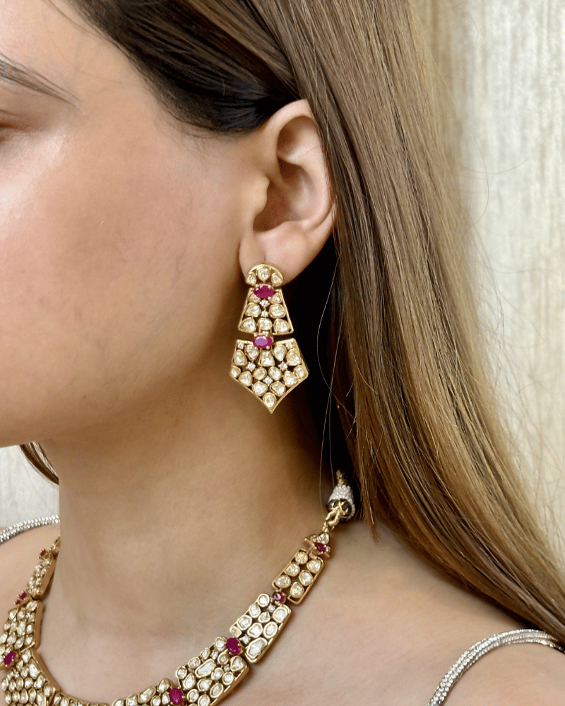 Shahika Ruby Moissanite Haar | Screw Back | 18K Gold Plating