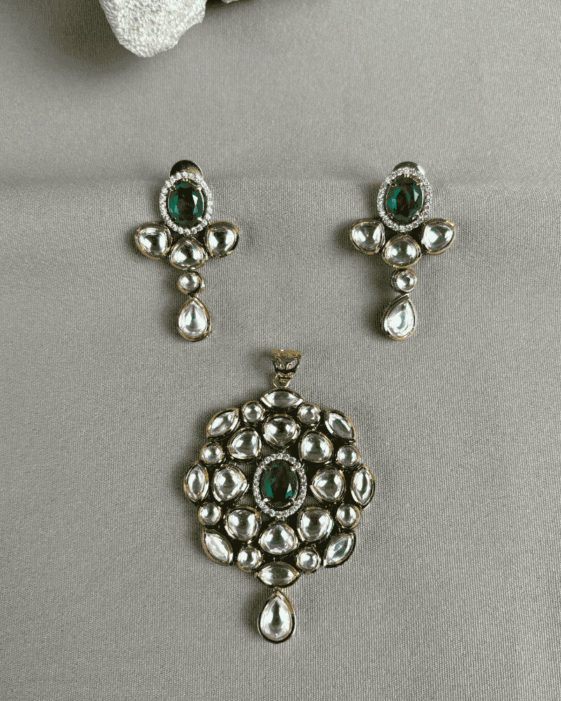 Zayra Kundan Pendant In Emerald
