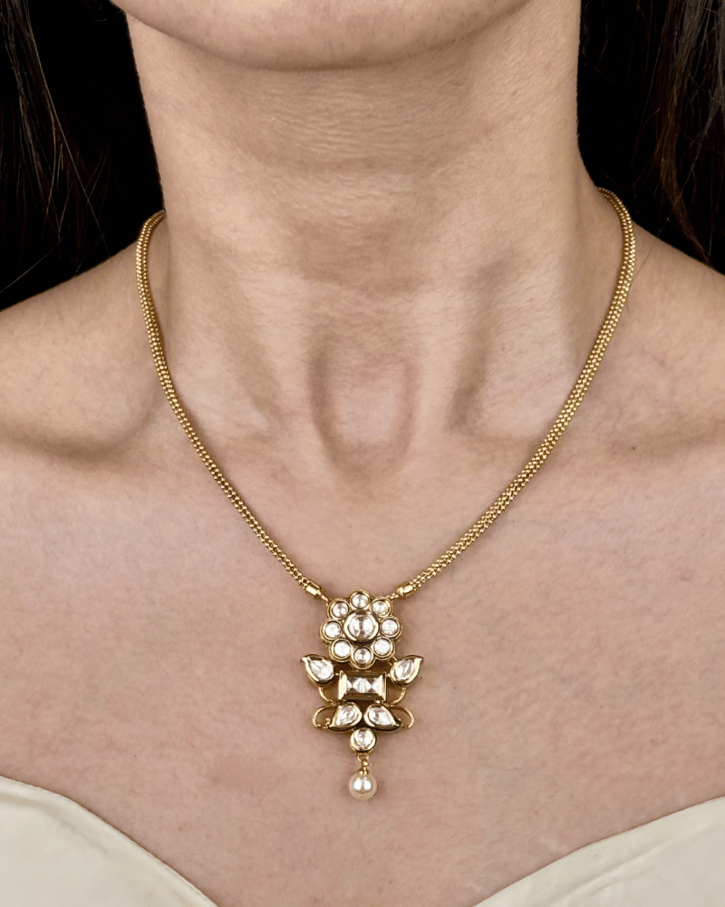 Mrinali Kundan Pendant Set With Chain