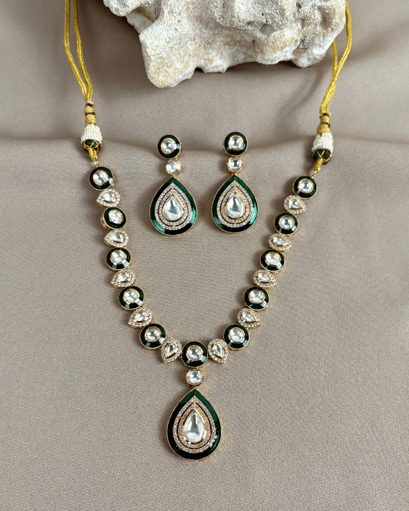 Emerald Riwaayat Kundan Set