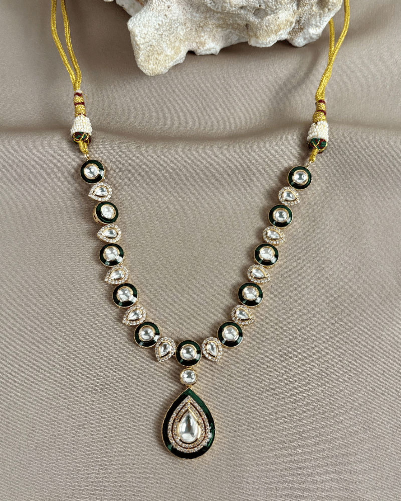 Emerald Riwaayat Kundan Set