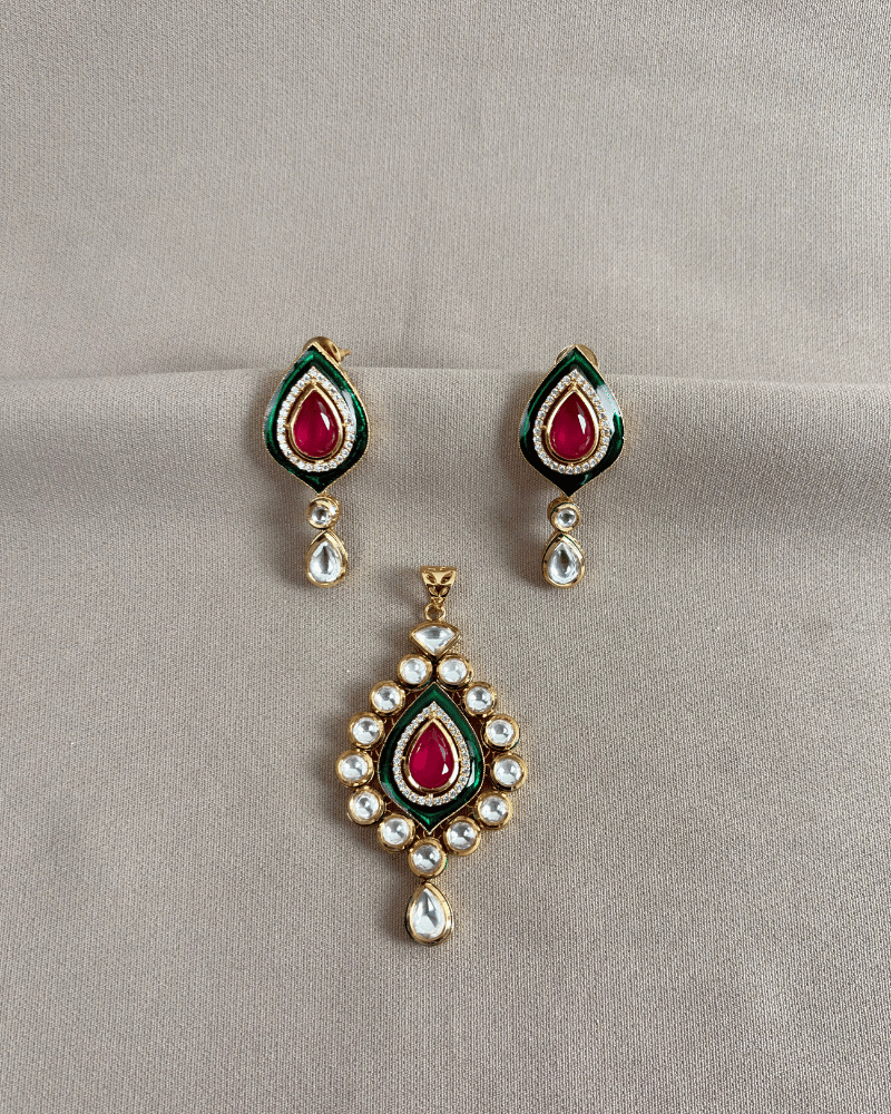 Kundan Pendant With Meenakari Work