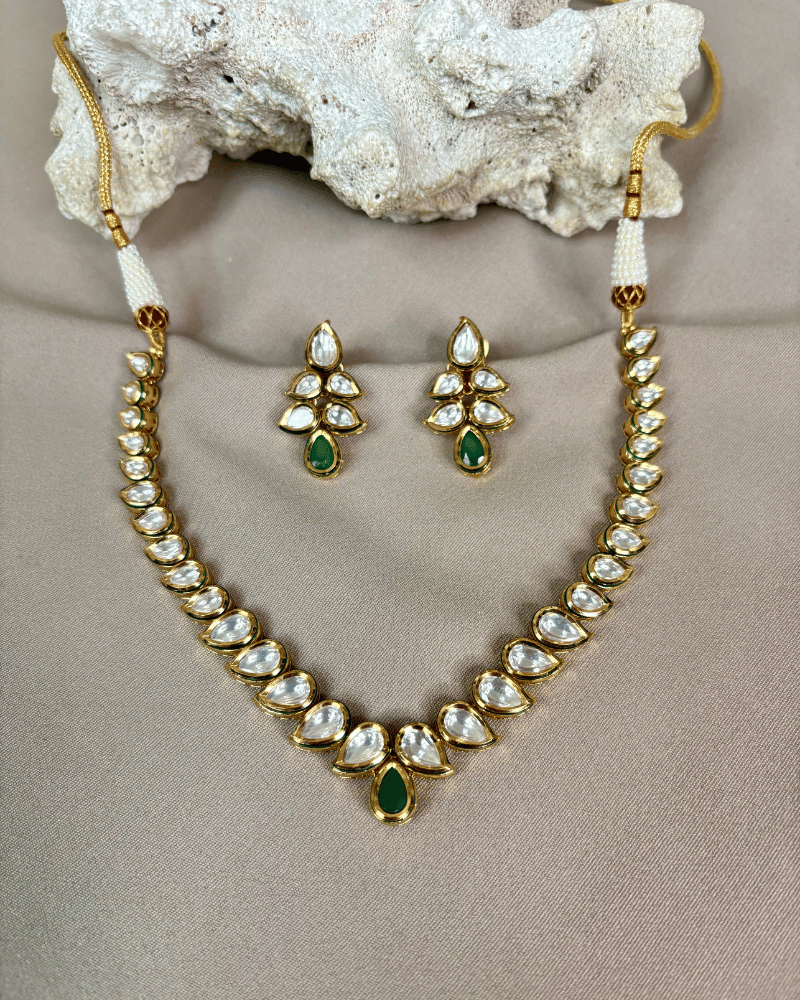 Single Line Kundan Necklace With Emerald Drop
