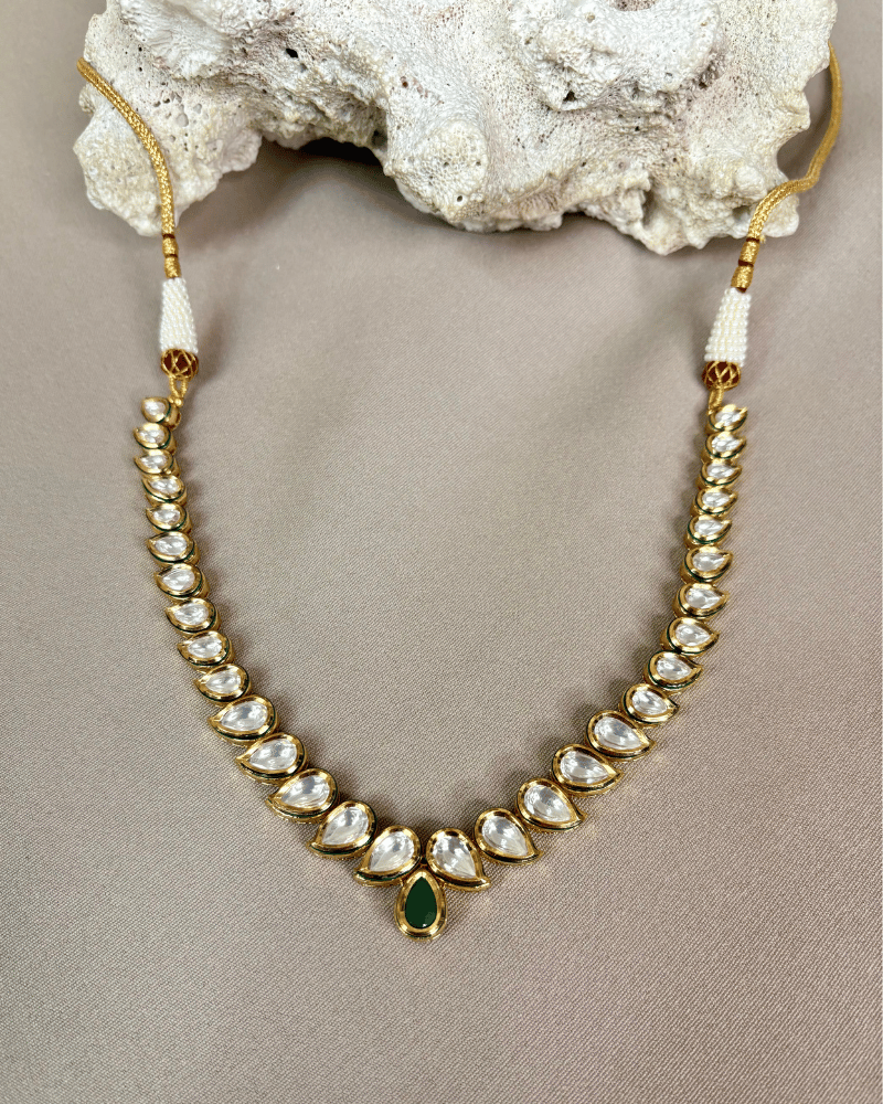 Single Line Kundan Necklace With Emerald Drop