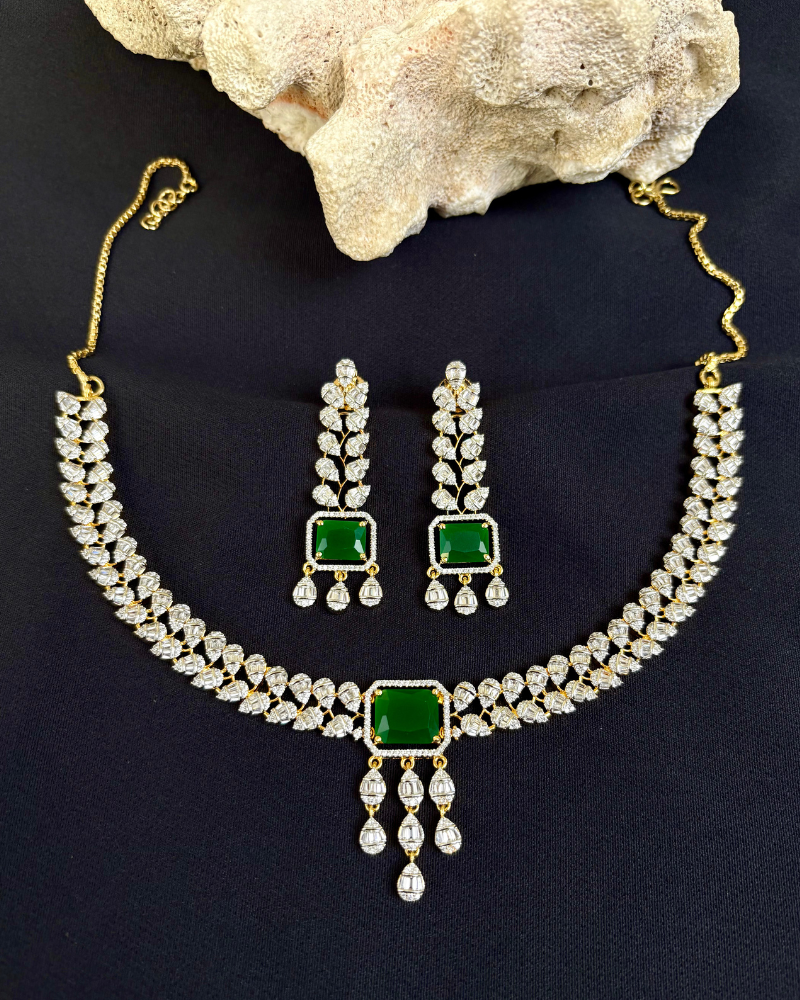 Rajnigandha Emerald Haar