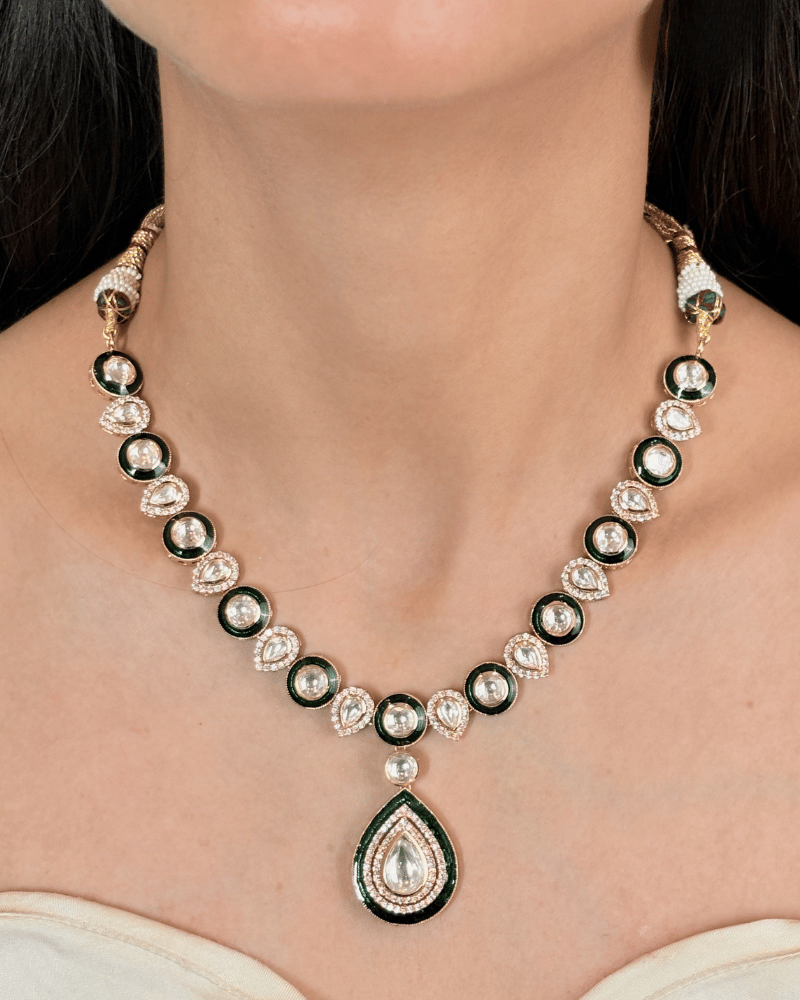 Emerald Riwaayat Kundan Set